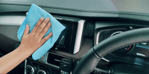 Dashboard (en beeldscherm) auto schoonmaken: hoe doe je dat?