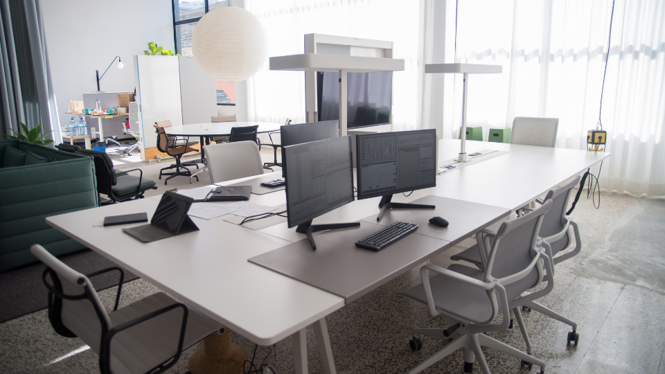 Kabelmanagement op kantoor - kantoor met tafel en stoelen