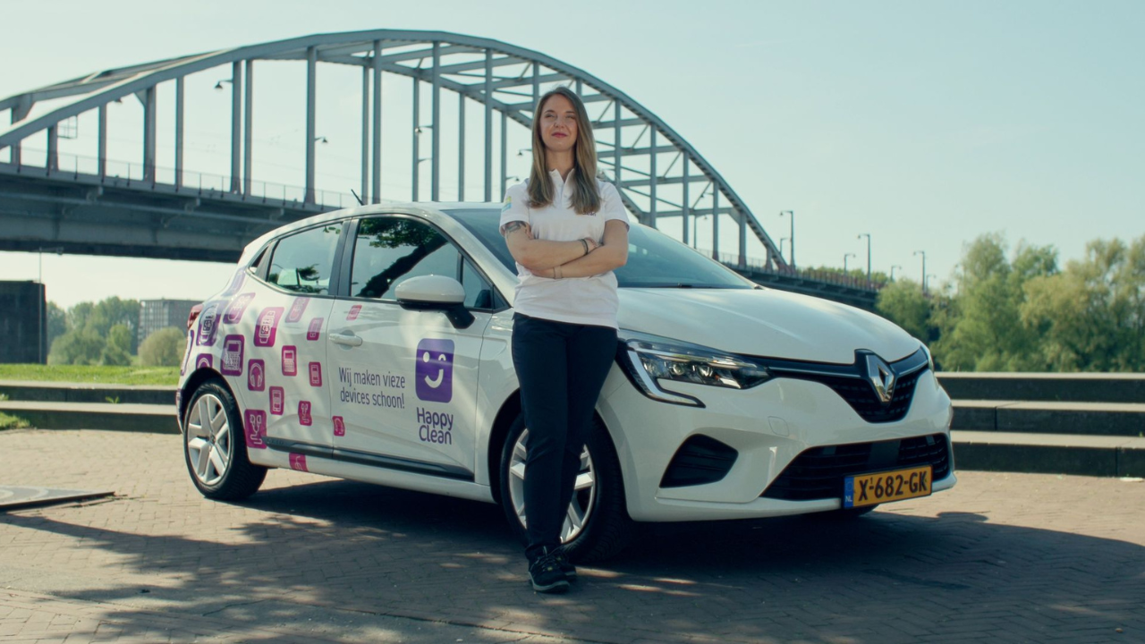 Medewerker staat voor bedrijfswagen